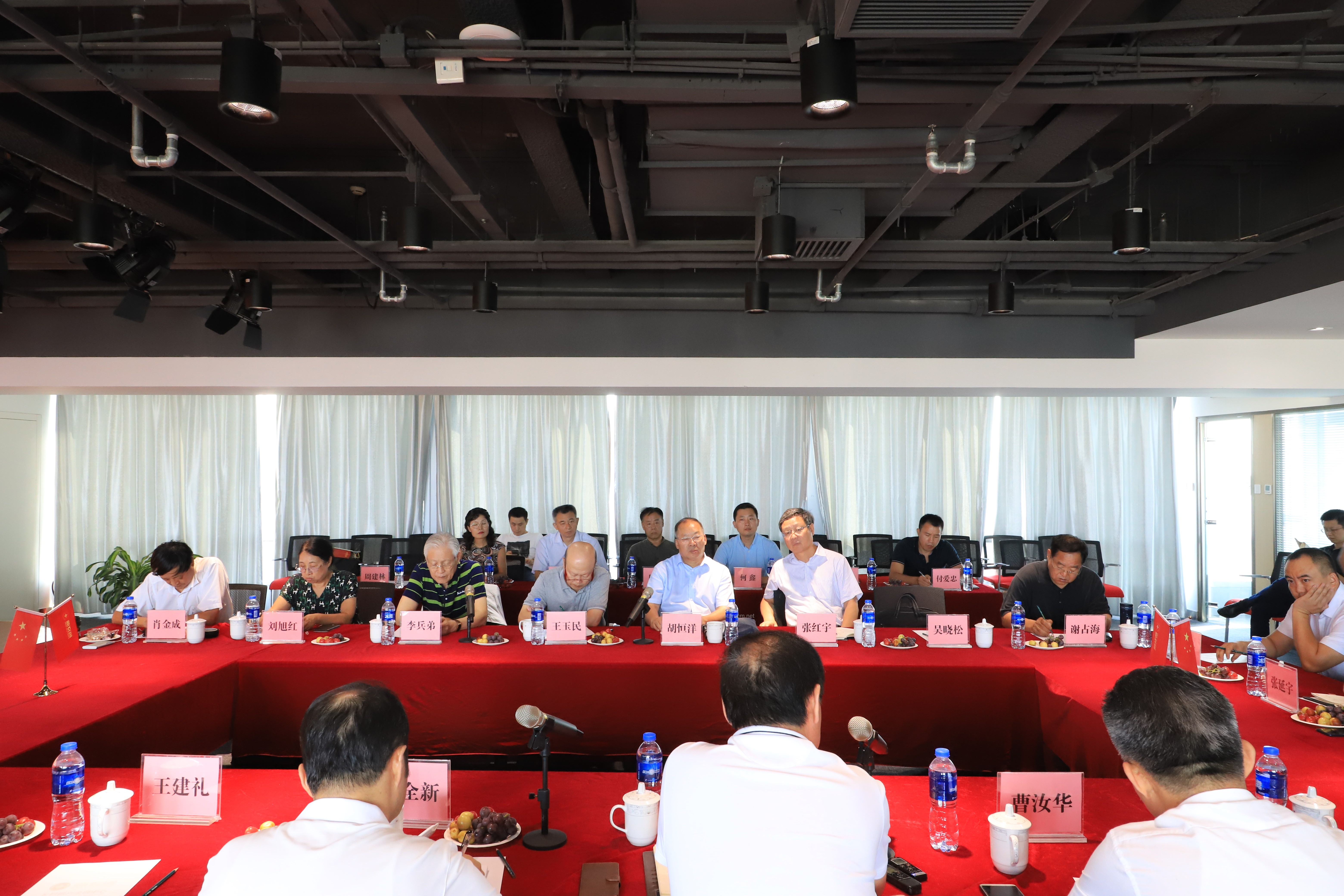 种地吧爱侬研讨会：探索现代农业新路径与乡村振兴实践